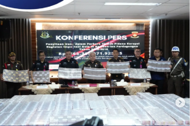 
					Direktur Penyidikan Jampidsus Kejagung, Abdul Qohar, menggelar konferensi memperlihatkan barang buykti uang kembalian dari para importer gula ilegal sebanyak Rp 565,3 miliar di kantor Kejaksaan Agung, Selasa 25 Februari 2025. Instagram@kejaksaan.ri