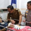 Foto: nIstimewa
Wakil Bupati dr. Asluchul Alif, bersama Kapolres AKBP Rovan Richard Mahenu, mengunjungi Satri (60) warga Dusun Karangmelati Desa Jombangdelik, Kecamatan Balongpanggang di RS Wali Songo.