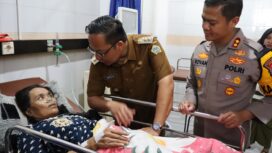 Foto: nIstimewa
Wakil Bupati dr. Asluchul Alif, bersama Kapolres AKBP Rovan Richard Mahenu, mengunjungi Satri (60) warga Dusun Karangmelati Desa Jombangdelik, Kecamatan Balongpanggang di RS Wali Songo.