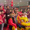 Hari Minggu, 2 Februari 2025, menjadi puncak acara perayaan Imlek di Lippo Plaza Sidoarjo. Erick Richardo, Direktur Mall Lippo Plaza Sidoarjo juga bagi-bagi angpo, menyaksikan barongsai. Foto: Sugeng Purnomo