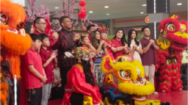 Hari Minggu, 2 Februari 2025, menjadi puncak acara perayaan Imlek di Lippo Plaza Sidoarjo. Erick Richardo, Direktur Mall Lippo Plaza Sidoarjo juga bagi-bagi angpo, menyaksikan barongsai. Foto: Sugeng Purnomo