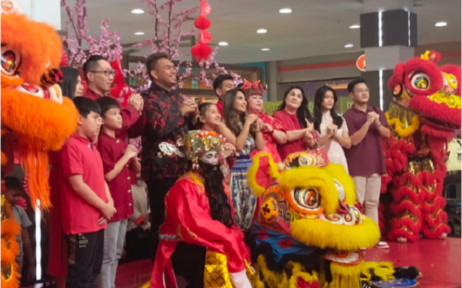 
					Hari Minggu, 2 Februari 2025, menjadi puncak acara perayaan Imlek di Lippo Plaza Sidoarjo. Erick Richardo, Direktur Mall Lippo Plaza Sidoarjo juga bagi-bagi angpo, menyaksikan barongsai. Foto: Sugeng Purnomo