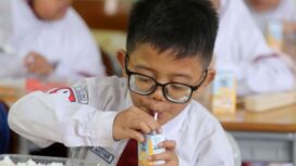 Salah seorang siswa menikmati menu sarapan pada pelaksanaan program MBG perdana di SD Taquma, Jemur Ngawinan No. 54 Surabaya, Senin (13/1/2025). Foto: Kominfo