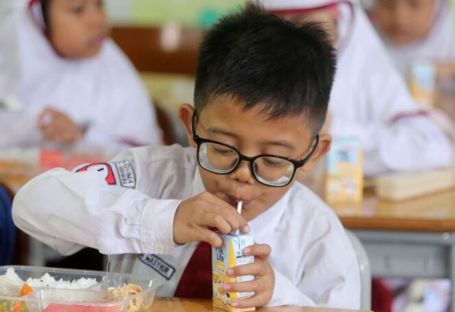 
					Salah seorang siswa menikmati menu sarapan pada pelaksanaan program MBG perdana di SD Taquma, Jemur Ngawinan No. 54 Surabaya, Senin (13/1/2025). Foto: Kominfo