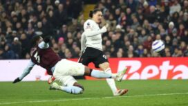 Nunez entah bagaimana melepaskan tembakan yang melambung di atas mistar gawang dari jarak dekat (Gambar: Getty)