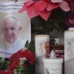 Lilin dan foto Paus Fransiskus terlihat di depan Poliklinik Agostino Gemelli, di Roma, Sabtu, 22 Februari 2025, tempat Paus dirawat sejak Jumat, 14 Februari. (Foto AP/Alessandra Tarantino)
