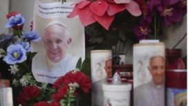 Lilin dan foto Paus Fransiskus terlihat di depan Poliklinik Agostino Gemelli, di Roma, Sabtu, 22 Februari 2025, tempat Paus dirawat sejak Jumat, 14 Februari. (Foto AP/Alessandra Tarantino)