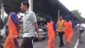 Petugas menggiring tiga tersangka pelaku pembunuhan sadis terhadap seorang siswi pelajar SMA di Jombang terungkap dan ditangkap Kamis 13 Februari 2025. Tangkap layar video instagram@jombanginformasi_