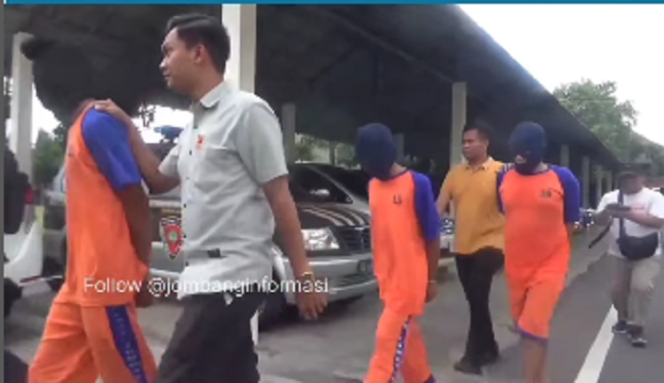 
					Petugas menggiring tiga tersangka pelaku pembunuhan sadis terhadap seorang siswi pelajar SMA di Jombang terungkap dan ditangkap Kamis 13 Februari 2025. Tangkap layar video instagram@jombanginformasi_