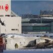 Petugas tanggap darurat beroperasi di sekitar pesawat di landasan pacu setelah kecelakaan pesawat di Bandara Internasional Toronto Pearson di Mississauga, Ontario, Kanada, 17 Februari 2025. (REUTERS/Cole Burston) 