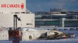 Petugas tanggap darurat beroperasi di sekitar pesawat di landasan pacu setelah kecelakaan pesawat di Bandara Internasional Toronto Pearson di Mississauga, Ontario, Kanada, 17 Februari 2025. (REUTERS/Cole Burston) 