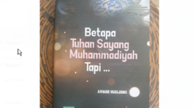 Sampul depan buku baru berjudu; Betapa Tuhan Sayang Muhammadiyah, tetapi... Buah karya jurnalis Anwar Hudijono. Foto: Hadi S. Purwanto/kredonews.com