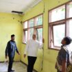 Foto: Istimewa
Wabup Gresik dr. Asluchul Alif saat meninjau salah satu ruang kelas di SMPN Kedamean.