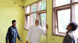 Foto: Istimewa
Wabup Gresik dr. Asluchul Alif saat meninjau salah satu ruang kelas di SMPN Kedamean.