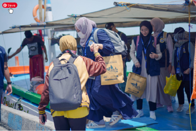 
					Sebanyak 12 dokter alumnus berbagai universitas bergabung dalam relawan misi kesehatan pulau terpencil menuju ke pulau Mandangin, wilayah Sampang, Madura, yang diselenggarakan oleh  Rumah Sakit Terapung Ksatria Airlangga (RSTKA) berangkat Senin 17 Februari 2025. Foto: RSTKA