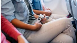 Penting untuk memakai sabuk pengaman dan mematuhi instruksi pramugari