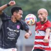 Pesepak bola Madura United Youssef Ezzejjari (kanan) berebut bola dengan pesepak bola Persis Solo Giovani Numberi (kiri) pada pertandingan BRI Liga 1 di Stadion Gelora Bangkalan, Bangkalan, Jawa Timur, Sabtu (1/2/2025). Madura United mengalahkan Persis Solo dengan skor 2-0. (Foto: ANTARA FOTO/Rizal Hanafi/YU) 