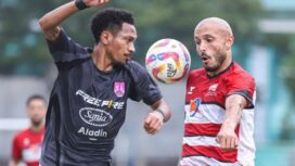 Pesepak bola Madura United Youssef Ezzejjari (kanan) berebut bola dengan pesepak bola Persis Solo Giovani Numberi (kiri) pada pertandingan BRI Liga 1 di Stadion Gelora Bangkalan, Bangkalan, Jawa Timur, Sabtu (1/2/2025). Madura United mengalahkan Persis Solo dengan skor 2-0. (Foto: ANTARA FOTO/Rizal Hanafi/YU) 