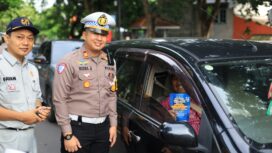 Foto: Istimewa
Kasat Lantas AKP Rizki Julianda Putera Buna, S.I.K. memimpin langsung kampanye keselamatan berlalu lintas di GKB Gresik.