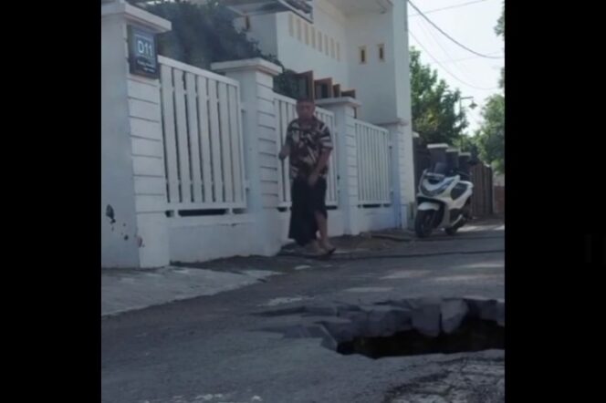 
					Tangkap layar video tanag ambrol, saat terjadi gempa 5.9 Mag di kawasan Aceh Selatan, Jumat, 31 Januari 2025, sekitar.pukul 1803, WIB. Lokasi tempat ini belum terkonfirmasi. Instagram@info_newsantara