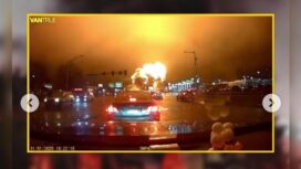 Bunga api membubung tinggi, di lokasi jatuhnya pesawat medis di wilayah Philadelphia, Jumat 31 Januari 2025. Tangkap layar video instagram@ctd.insider