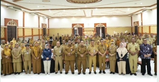 
					Pj Bupati Jombang Tegus Narutomo bersama 118 ASN pemkab Jombang yang memasuki purma tugas.Foto: jombangkab.go.id