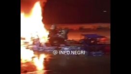 Diduga akibat truk bermuatan galon alami rem blong di pintu gerbang tol Ciawi, Bogor, terjadi  tabrakan beruntun. Bahkkan terjadi kebakaran. Tangkap  layar video instagram@info.negri