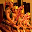 Tarian ini menggambarkan hubungan Senopati dan Retno Dumilah
