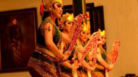 Tarian ini menggambarkan hubungan Senopati dan Retno Dumilah
