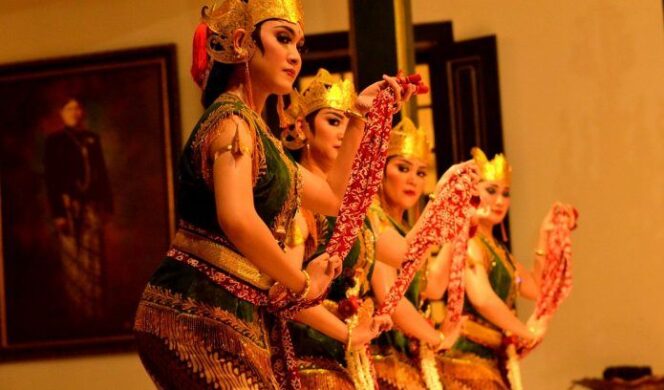 
					Tarian ini menggambarkan hubungan Senopati dan Retno Dumilah

