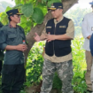 PJ Bupati Jombang, Teguh Nartuomo berhenti sejenak di lahan kebun jagungwilayah KPH Jombang, berdiskusi soal ketahanan pangan untuk wilayah Jombang.  Foto: jombangkab.go.id