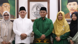 Pj Bupati Jombang, Teguh Narutomo berserta istri berpamitan ke ponpes Tebu Ireng, agar tetap terjalin silaturahmi. Foto: jombangkab.go.id