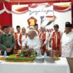 Pemotongan tumpeng oleh Mimik Idayana