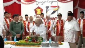 Pemotongan tumpeng oleh Mimik Idayana