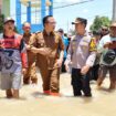Foto: Istimewa
Wakil Bupati dr. Asluchul Alif, bersama Kapolres AKBP Rovan Richard Mahenu, saat meninjau lokasi banjir di Kecamatan  Balongpanggang.