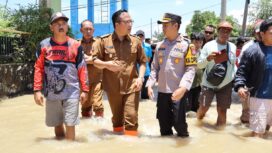 Foto: Istimewa
Wakil Bupati dr. Asluchul Alif, bersama Kapolres AKBP Rovan Richard Mahenu, saat meninjau lokasi banjir di Kecamatan  Balongpanggang.