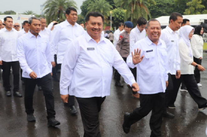 
					Pasangan Warsubi-Salman, mengikuti gladi bersih di silang Monas, Jakarta, jelang pelantikan sebagai Bupati dan Wakil Bupati Jombang definitif periode 2025-2030 yang dilaksanakan di Istana Negara. jombangkab.go.id