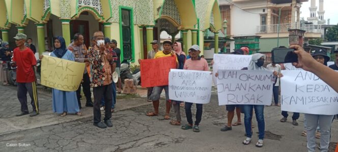 
					Ganggu Jam Sekolah dan Ibadah, Warga Desa Delegan Gresik Hadang Dump Truk Bawa Urukan ke Galangan Kapal