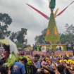 Sebanyak 2025 buah apokat disusun mirip tumpeng menjulang tinggi, diarak dan dipamerkan di olahraga desa Sambirejo, Wonosalam, Jombang, Minggu, 2 Februari 2025. Foto: jombangfkab.goid