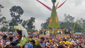 Sebanyak 2025 buah apokat disusun mirip tumpeng menjulang tinggi, diarak dan dipamerkan di olahraga desa Sambirejo, Wonosalam, Jombang, Minggu, 2 Februari 2025. Foto: jombangfkab.goid