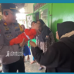Kapolsek Diwe, Jombang. AKP Eddy Widoyono menimang-nimang bayi yang baru ditemukan saat mendatangi Polindes, Jatipelem, kecamatan Diwek, Jombang, Minggu pagi sekitar pukul 05.00, 2 Februari 20225. Tangkap Layar video instagram@jombanginformasi_