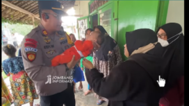 Kapolsek Diwe, Jombang. AKP Eddy Widoyono menimang-nimang bayi yang baru ditemukan saat mendatangi Polindes, Jatipelem, kecamatan Diwek, Jombang, Minggu pagi sekitar pukul 05.00, 2 Februari 20225. Tangkap Layar video instagram@jombanginformasi_