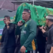 Ratusan Bonek dan warga mengantar jenazah sang legenda Bejo Sugiantoro, di tempat peristirahatan terakhir  Tempat Pemakaman Umum (TPU) Geluran, Kecamatan Taman, Sidoarjo, Jawa Timur, Rabu, 26 Februari 2025, dikebumikan tepat di samping makam orang tuanya. Tangkap layar video Instagram@surabayakabarmetro