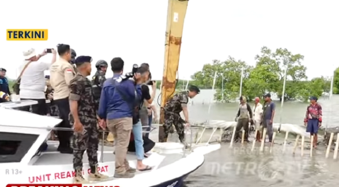 
					PT Tunas Ruang Pelabuhan Nusantara (TRPN) mulai Selasa , 11  Februari 2025, mulai mencabuti tiang-tiang bambau pagar laut rencana rekalamasi, berukuran 3,3 km, 70 meter. Disaksikan petugas dari KKP. Tangkap Layar Video Youtube@MetroTV