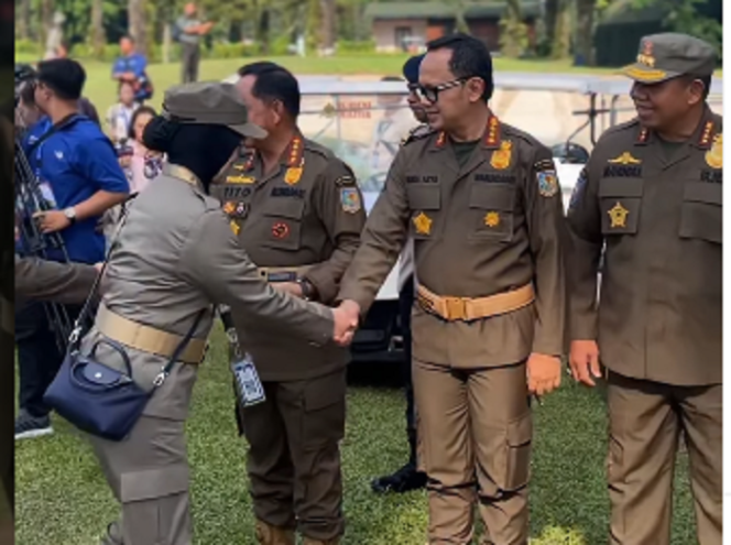 
					Mendagri Tito Karnavian dan wakil Mendagri Bima Arya masing-masing sebagai ketua dan wakil ketua panitia  retreat menyambut kedatangan kepala daerah mengikuti retreat di Akmil Magelang. Instagram@bimaryasugiarto