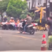 Inilah gambar tangkap video sekitar tiga sampai lima detik sebelum korban bernama Budi Setio Rachman, 31, berhenti di tengah rel kereta api. sehingga  tertabrak KA Probowangi relasi Surabaya-Banyuwnagi, di perlintasan, di palang pintu kelurahan Jati, kota Probolinggo Minggu, 23 Februari 2025. Tangkap layar video@spot.mojokerto