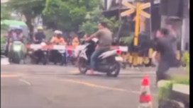 Inilah gambar tangkap video sekitar tiga sampai lima detik sebelum korban bernama Budi Setio Rachman, 31, berhenti di tengah rel kereta api. sehingga  tertabrak KA Probowangi relasi Surabaya-Banyuwnagi, di perlintasan, di palang pintu kelurahan Jati, kota Probolinggo Minggu, 23 Februari 2025. Tangkap layar video@spot.mojokerto