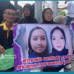 Keluarga korban PRA, 18, gadis Sebani yang menjadi korban kekerasan. Mereka 
membentangkan spanduk untuk meminta keadilan kepada pemerintah, khususnya kaum wanita anak yang menjadi korban kekerasan, dalam aksi unjuk rasa di depan gedung DPRD Jombang, Selasa 25 Februari 2025. Tangkap Layar Video Instagram@jombanginformasi_