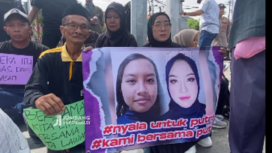Keluarga korban PRA, 18, gadis Sebani yang menjadi korban kekerasan. Mereka 
membentangkan spanduk untuk meminta keadilan kepada pemerintah, khususnya kaum wanita anak yang menjadi korban kekerasan, dalam aksi unjuk rasa di depan gedung DPRD Jombang, Selasa 25 Februari 2025. Tangkap Layar Video Instagram@jombanginformasi_