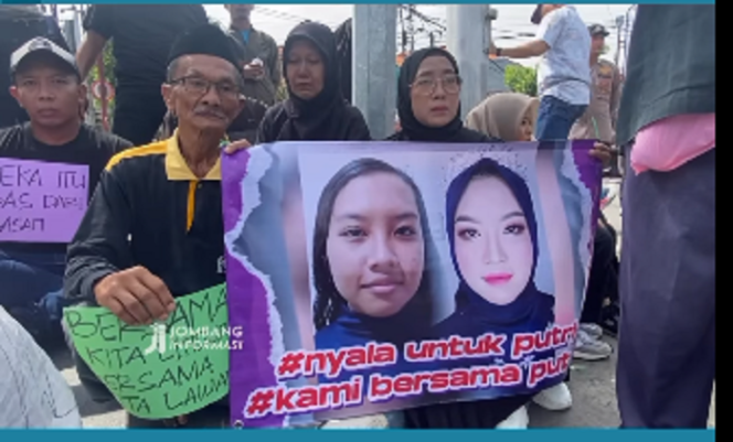 
					Keluarga korban PRA, 18, gadis Sebani yang menjadi korban kekerasan. Mereka 
membentangkan spanduk untuk meminta keadilan kepada pemerintah, khususnya kaum wanita anak yang menjadi korban kekerasan, dalam aksi unjuk rasa di depan gedung DPRD Jombang, Selasa 25 Februari 2025. Tangkap Layar Video Instagram@jombanginformasi_